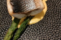 lamberti-loup-fume-au-passito-de-pigato-asperges-au-cheddar