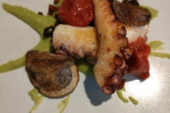 lamberti-poulpe-roti-aux-olives-tomates-confites-creme-petits-pois