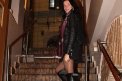 amelie_cuissardes_cuir_noir_jupette_fesse