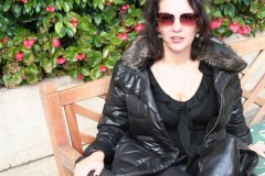 amelie_cuissardes_cuir_noir_minijupe_velours_slip_blanc