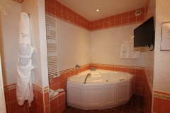 auberge-de-cassagne-junior-suite-baignoire