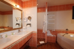 auberge-de-cassagne-junior-suite-salle-de-bain