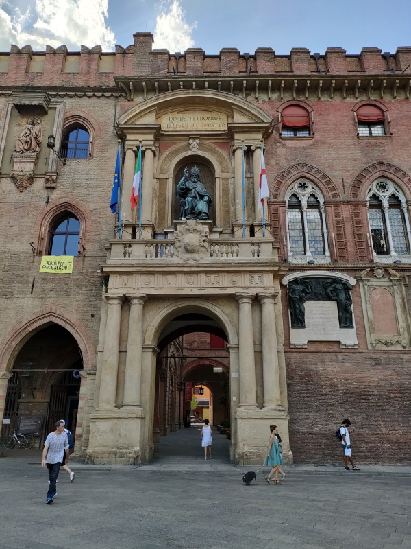 bologne_piazza_del_nettunno_palazzo_d_accursio_porche