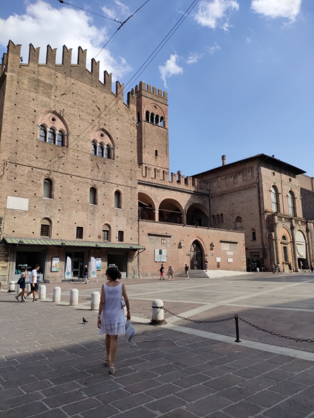 bologne_piazza_del_nettunno_palazzo_re_enzo_amelie_arrivee