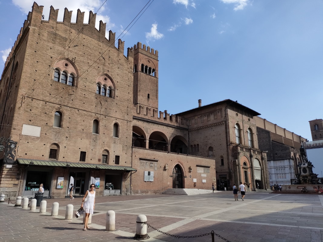bologne_piazza_del_nettunno_palazzo_re_enzo_amelie_face