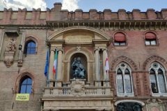bologne_piazza_del_nettunno_palazzo_d_accursio_porche