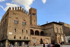 bologne_piazza_del_nettunno_palazzo_re_enzo_amelie
