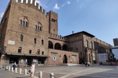 bologne_piazza_del_nettunno_palazzo_re_enzo_amelie_face