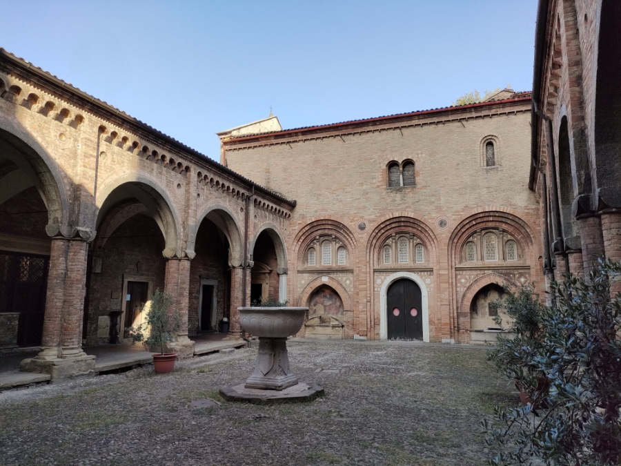 bologne_basilique_santo_stefano_cortile_di_pilato
