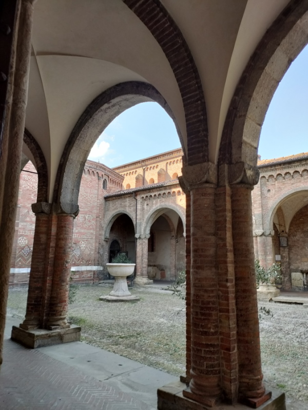 bologne_basilique_santo_stefano_cortile_di_pilato_arcade