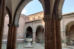 bologne_basilique_santo_stefano_cortile_di_pilato_arcade