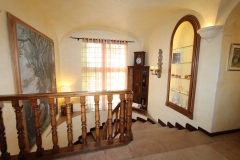 la-bonne-etape-escalier-vers-restaurant