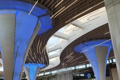 nice-cap3000_plafond_colonnes_agora_neons