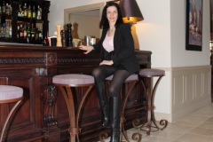 hotel-du-castellet-amelie-au-bar-collants-bottes