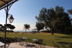 hotel-du-castellet-pinède-au-soir