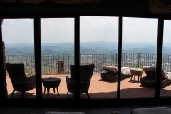 Vallee-d-Alba-vue-du-Castello-di-Guarene-piscine