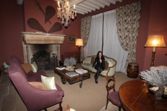 chateau-de-berne-bibliotheque-salon-amelie-bottes