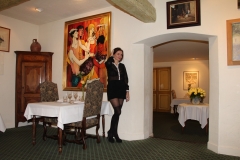 les-chenes-verts-amelie-devant-les-portraits-de-raymond-bussieres-bernard-et-annabel-buffet