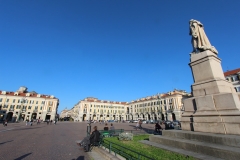 cuneo-piazza-galimberti-statue