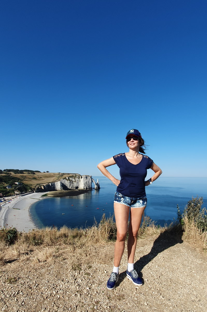 etretat_amelie_short_chemin_des_douaniers_mains_sur_les_hanches