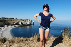 etretat_amelie_short_chemin_des_douaniers_mains_sur_les_hanches