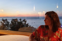 etretat_dormy_house_amelie_profil_au_restaurant