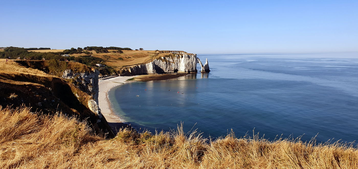 etretat_porte_d_amont_et_plage_depuis_chemin_des_douaniers