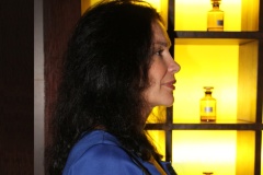 amelie-devant-le-mur-des-essences-le-Parcours-Falicon-profil-bleu
