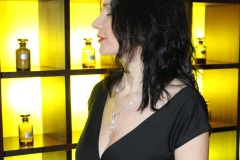 amelie-devant-les-essences-le-Parcours-Falicon-profil