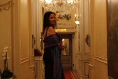 grand-hotel-iles-borromees-couloir-amelie-robe-transparente-contrejour