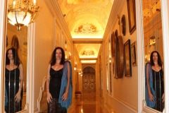 grand-hotel-iles-borromees-couloir-amelie-robe-transparente-miroirs