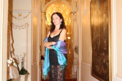 grand-hotel-iles-borromees-couloir-amelie-robe-transparente-trois-quart
