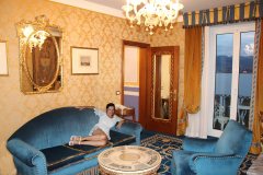 grand-hotel-iles-borromees-amelie-dans-sa-suite-salon