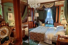 grand-hotel-iles-borromees-amelie-dans-sa-suite-second-empire-entree