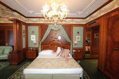 grand-hotel-iles-borromees-amelie-dans-sa-suite-second-empire-lit