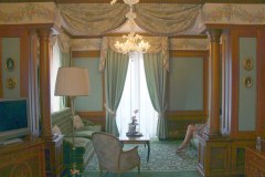 grand-hotel-iles-borromees-amelie-dans-sa-suite-second-empire