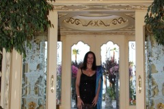 grand-hotel-iles-borromees-entree-amelie-robe-transparente-portrait