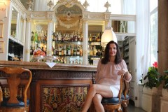 grand-hotel-des-iles-borromees-amelie-chemisier-transparent-seins-nus-jupe-fendue-bar