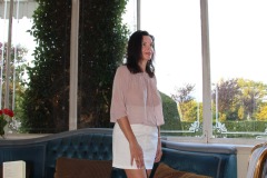 grand-hotel-iles-borromees-amelie-jupe-fendue-chemisier-transparent