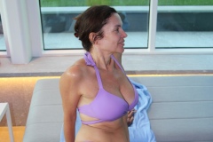 grand-hotel-iles-borromees-spa-amelie-maillot-mauve-agenouillee