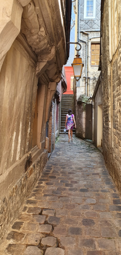 honfleur_amelie_dans_une_ruelle_entre_la_rue_haute_et_la_rue_de_l_homme_de_bois