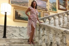 la_pergola_escalier_amelie-decollete_robe_longue_relevee