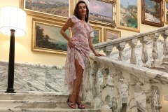 la_pergola_escalier_amelie-decollete_robe_longue_relevee_cuisse