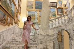 la_pergola_escalier_amelie-decollete_robe_longue_relevee_panoramique