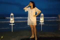 la_prua_amelie_robe_blanche_plage_lanternes_nuit_bleue