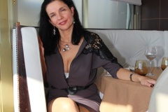 amelie-le-parcours-falicon-bas-chair-decollete-robe-prune-croise