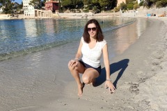 bandol-amelie-devant-l-anse-renecros-accroupie-entrejambe
