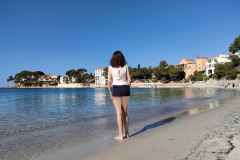 bandol-amelie-devant-l-anse-renecros-jupe-retroussee