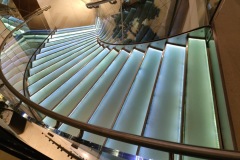 bando-l-ile-rousse-escalier-lumineux