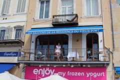 marseille-vieux-port-la-residence-les-balcons-amelie-minijupe
